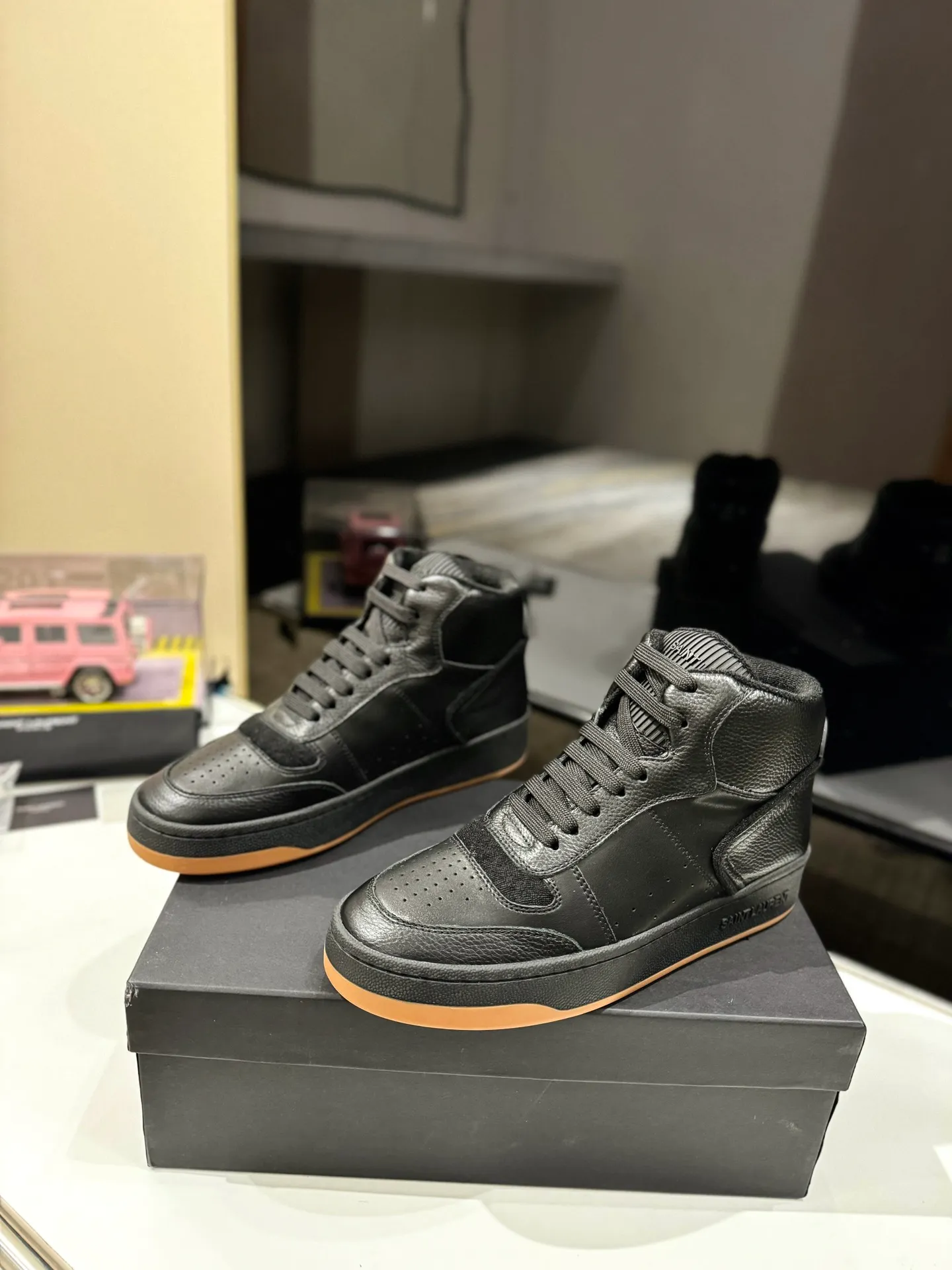 👟👟Ex-factory price 680👟👟 [High version for couples] YSL SAINT LAURENT Yves Saint Laurent SL61, the latest popular casual series in spring and summer...👍👍 Yves Saint Laurent SL61, original purchase, 1:1 replica, fresh blood injection and casual retro design, super good-looking and versatile, the upper is made of cowhide punching and splicing, the upper is super soft , lightweight and comfortable to match with sweatshirts, it is recommended to have one pair in each hand😁 ✅Fabric: Original customized cowhide ➕Punching process ➕Last process ✅Inner lining: Original towel lining ✅Feet: Original customized cowhide ✅Outsole: Original molded two-color bottom ✅Packaging: Original full set of packaging ✅Code number: 35-46 (Female 41.42. Male 38.45.46 Customized, non-returnable)